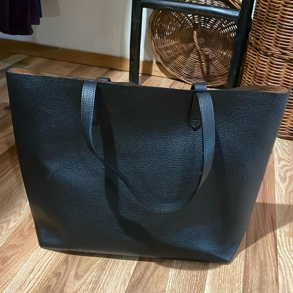 Cuyana Tote bag. Very good pre owned condition.
